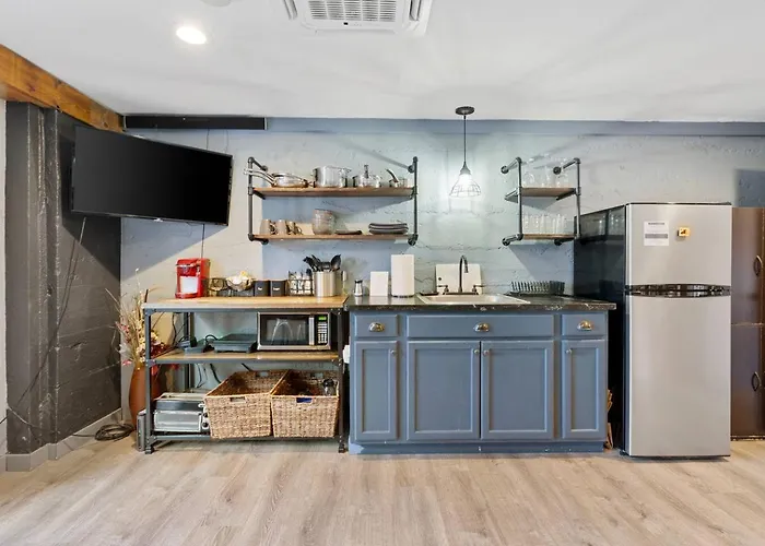 Modern Pet-friendly - Graystone Retreat *