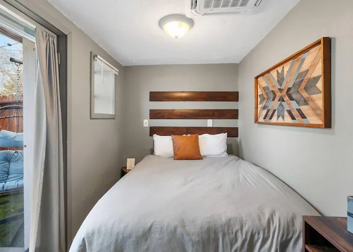 Modern Pet-friendly - Graystone Retreat