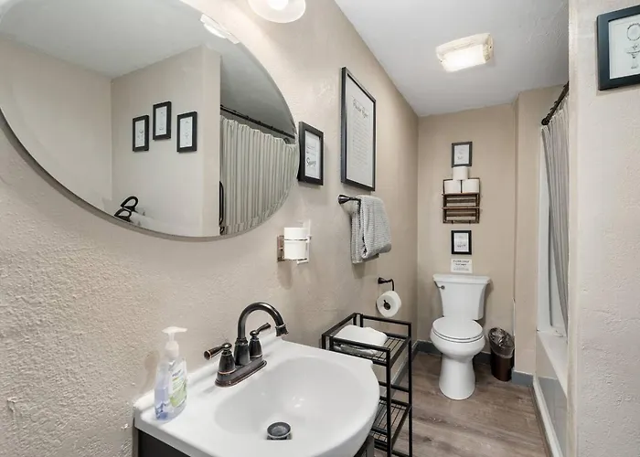 Modern Pet-friendly - Graystone Retreat