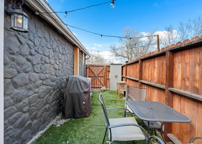 Modern Pet-friendly - Graystone Retreat